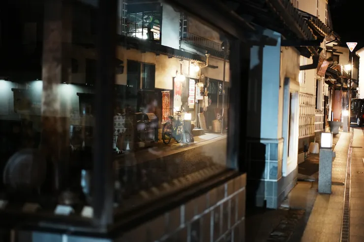 鏡中營業中的店鋪