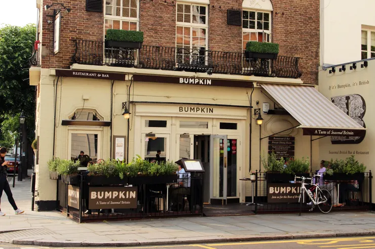 Bumpkin在倫敦以傳統英式菜餚為招牌，得過包括米其林及許多旅遊書推薦，原本有三家店，其中一家已在2018歇業