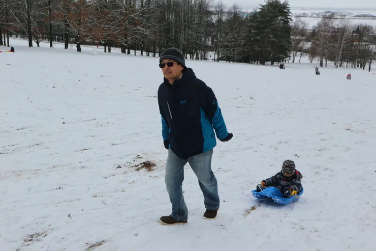 爬山坡已經夠累了，這時候再多一個小孩坐在上面，爸爸表示...