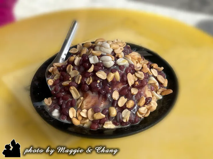 花生控千萬不要錯過花生紅豆雪花冰，配料有超多的軟花生、硬花生以及紅豆，滿嘴都配料這份量花生雪花冰口感綿綿超濃郁，入口在嘴裡慢慢融化，香醇花生味消暑解渴，難怪每個人來到這裡都要點上一碗。