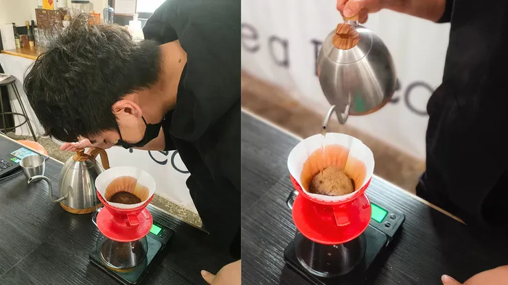 Freak 正專注地沖煮、聞香