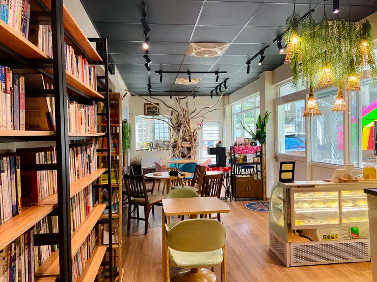 ▲ 左上方有排灣族的魚簍燈,遠處是漂流木藝術裝置