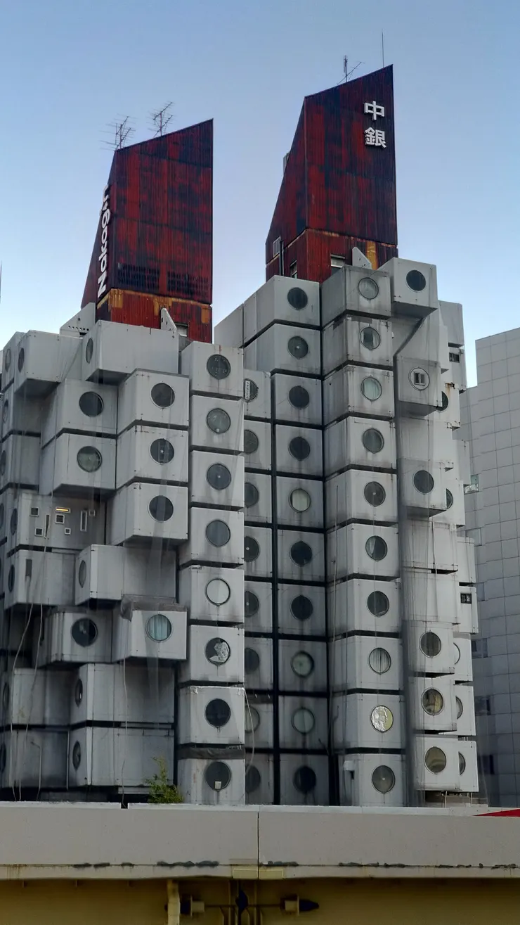 像太空艙一樣的外型，每個膠囊都是一個房間