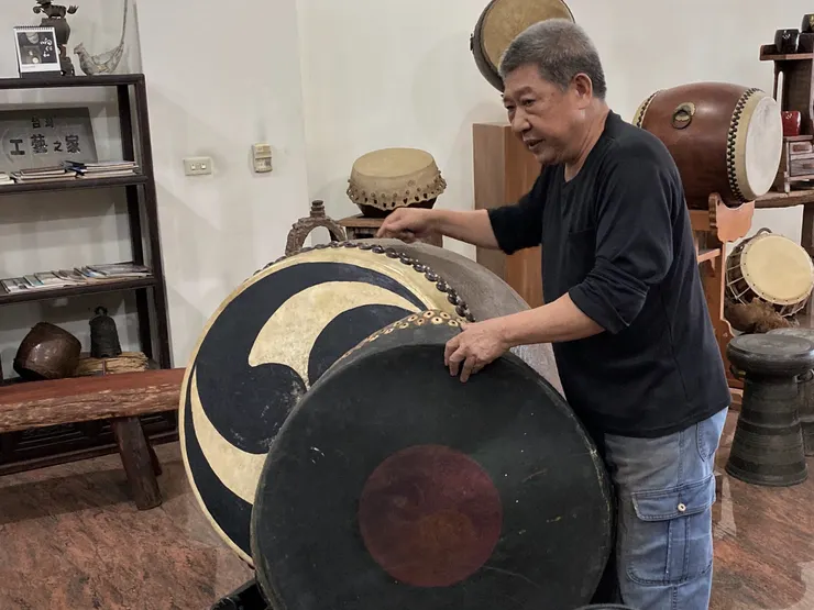 王師傅展示原本封在獨木大鼓上的舊鼓皮