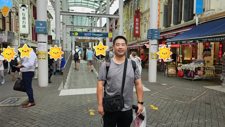 我身後才是我和老爸所熟悉的牛車水地鐵站!