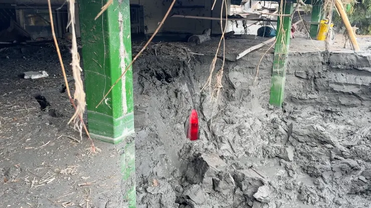 剛被挖出來的車子