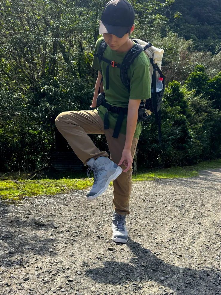 這雙登山鞋很高，所以稱讚自己長高了！🤣