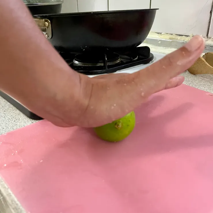 檸檬擠汁前，這樣滾動壓一壓，會比較好擠