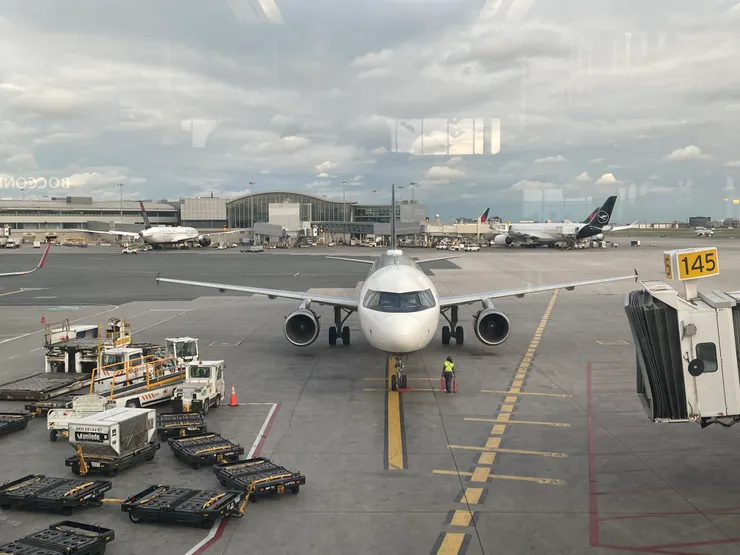 Toronto Pearson International Airport ，這是我們將要乘搭飛去溫哥華的加航，全程 3,331 公里，需時約五個鐘頭。