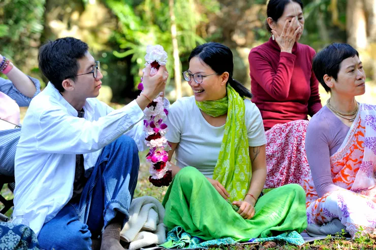 【獻給靈性導師的花環，導師戴過後，再傳給每一個奉獻者戴。】