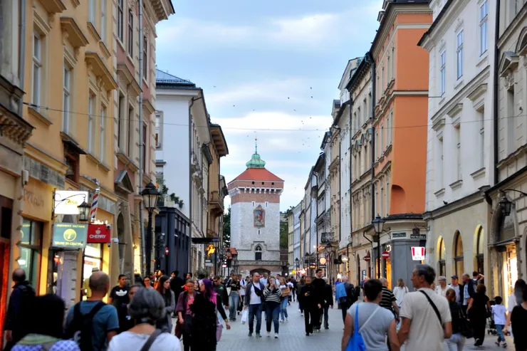 【大廣場週邊閒晃！聖福里安街（Floriańska Street），遠處可見標誌性的聖福里安門，建於14 世紀，是克拉科夫舊城區僅存的8座中世紀城門之一。 】