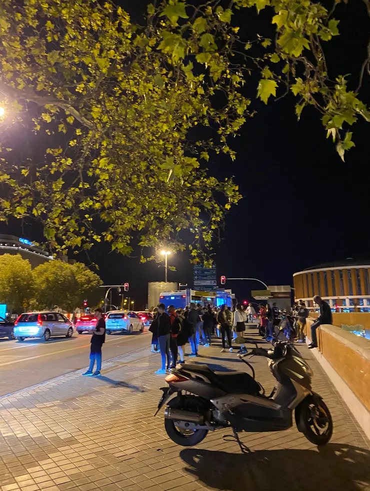 這個排隊人潮跟車朝，真的沒想到是凌晨一點