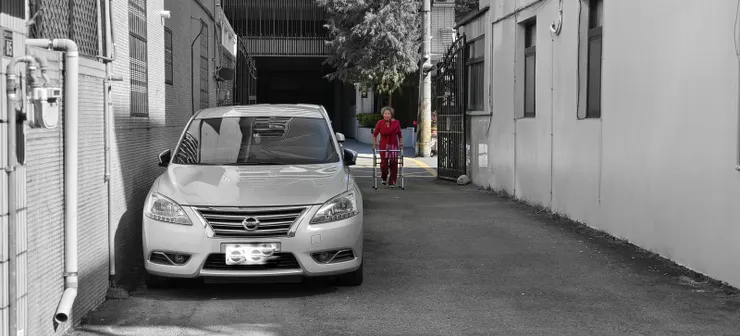 【滴答滴答老媽在短巷慢踩助行器！初五早上兒子一家北返後，老媽在門前短巷扶助行器走路復健。】