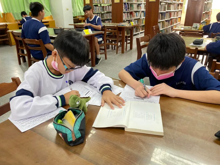 兩個小男生，閱讀理解能力都很不好，很需要協助，透過這種學習，會來詢問，趁這個機會，慢慢教💪（斜後方那兩個大男生，正在打岔偷懶中😮‍💨）