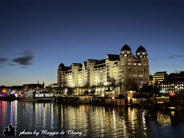 天色漸暗，水面上映著城市的燈火。奧斯陸的夜，比想像中寧靜，也更迷人。暖黃的光影在水面搖曳，彷彿一場靜謐的夜曲。