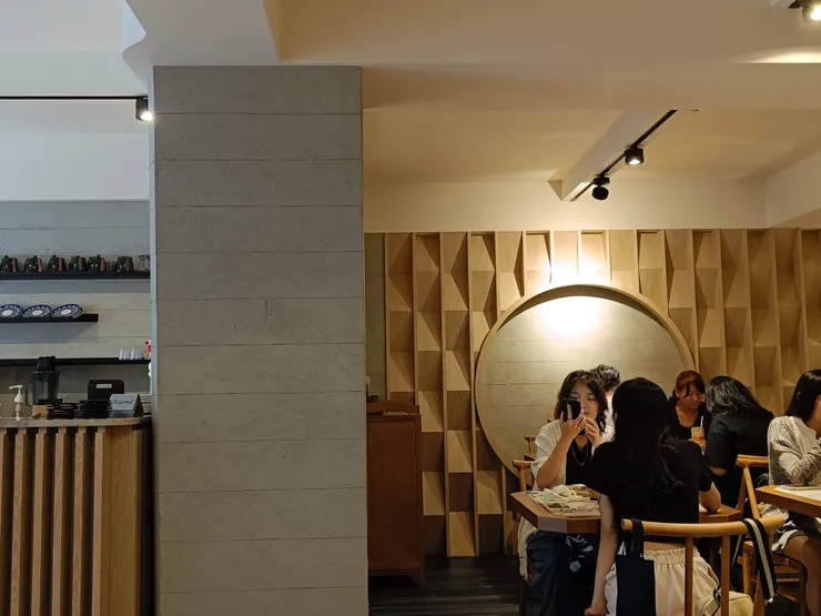 店內佈置以木質色系為主基調