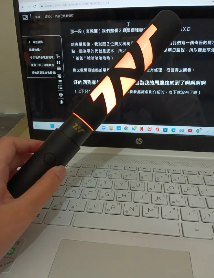 應援棒還有貼紙&小卡,只是我沒拍(可以試試按25下左右燈光會閃)