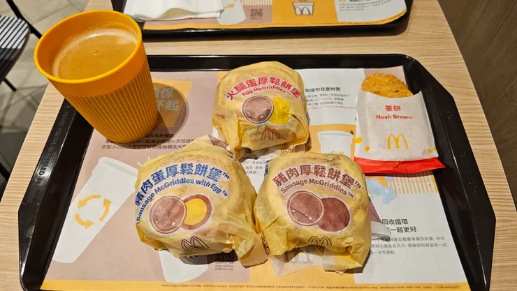 今天早上我終於把麥當勞三種口味的厚鬆餅堡都給買齊啦!為了開箱給大家看我可是誠意十足呢!