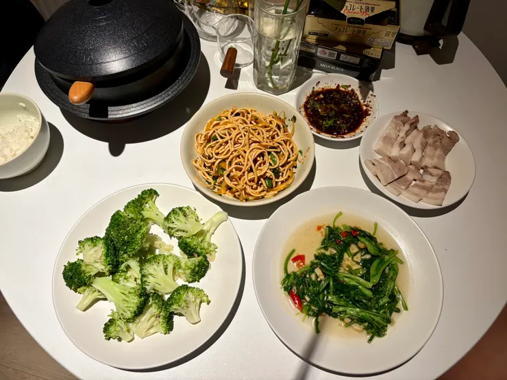 昨日晚餐：涼拌干絲、白切肉、炒茼蒿、超花椰菜、花枝豆腐香菜湯（某人已經先吃掉一些）