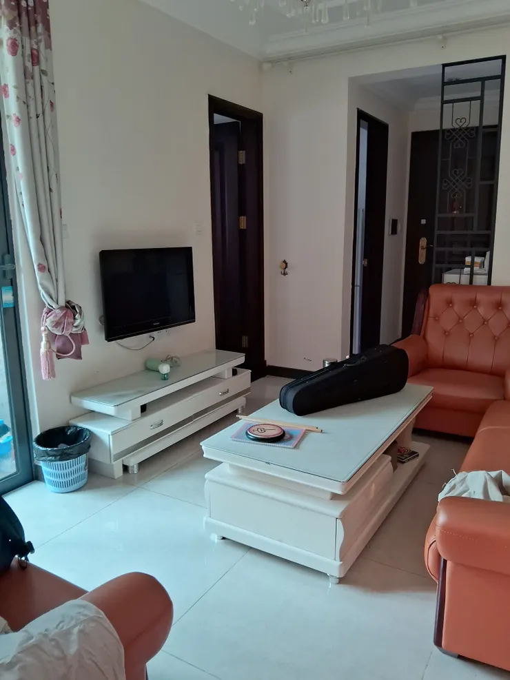 有陽臺、有廚房的客廳，總價35萬人民幣上下。