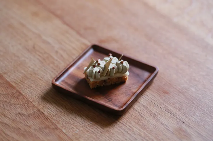 甜點套餐：Mignardise（焙茶慕斯／蕎麥蘇粒／杏仁達克瓦茲），使用餐具：TG 台灣相思木方形杯墊