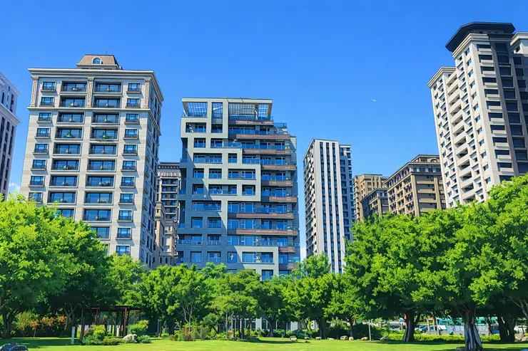 央行理監事會議將討論第2戶房貸限制，換屋族面臨18個月出售舊屋壓力。專家解析政策是否鬆綁、貸款成數與寬限期可能調整方向，掌握最新房市關鍵。