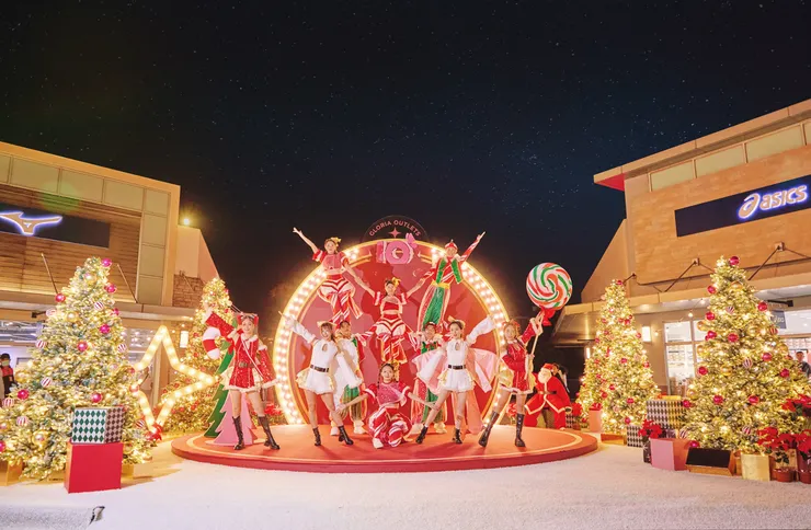 準備好跟著精靈哥哥與糖果姊姊一起慶祝了嗎?最受親子喜愛的「Gloriday聖誕大遊行」即將歡樂啟程!由紅鼻子馬戲團領軍,在三期「百老匯聖誕舞台」帶來精采炫技演出