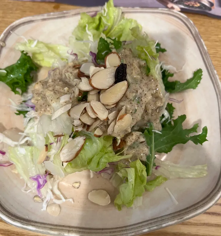 沙拉很新鮮，上頭還有灑上杏仁果片，增加一點口感，非常好吃