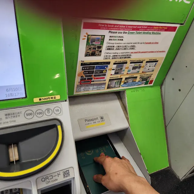 拿出護照照片面進行掃描