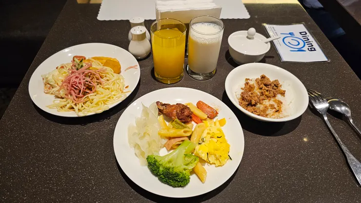 頭等艙飯店高雄站前館的早餐超級豐盛美味!