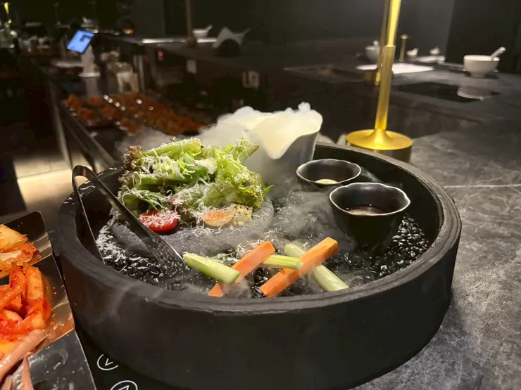 野菜溫沙拉，特別用乾冰增添氛圍！