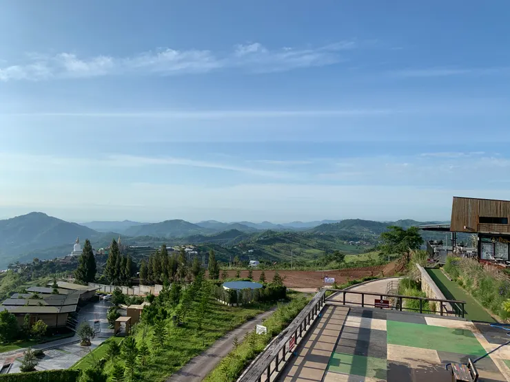 Pino Latte Restaurant & Cafe 景觀真的超美，看到遠方小小白色的佛像了嗎