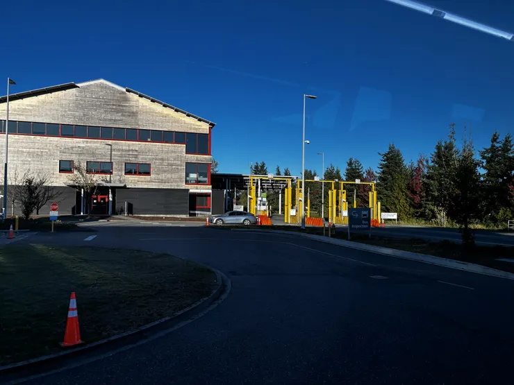 下車後,進到旁邊白色海關辦公室,裡面就不能拍照摟