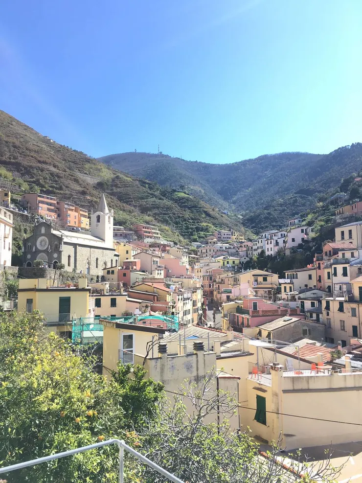 這是在Riomaggiore 爬的一小段樓梯，無限的樓梯，讓我爬到快絕望的樓梯😂，都是為了看第二張照片的美景。（但其實有個地下通道可以很輕鬆的走到美景處，但我就是偏偏愛走比較少人會走又累的路，避開人潮（避開陸客XD））
