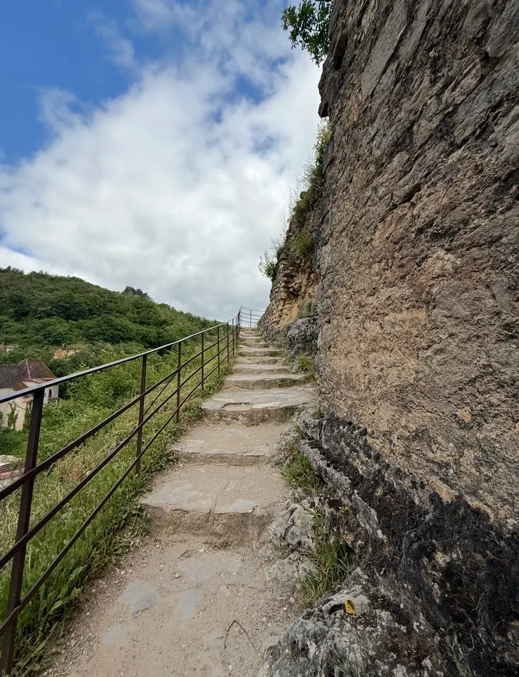 沿著城牆爬上階梯,來到村莊最高處