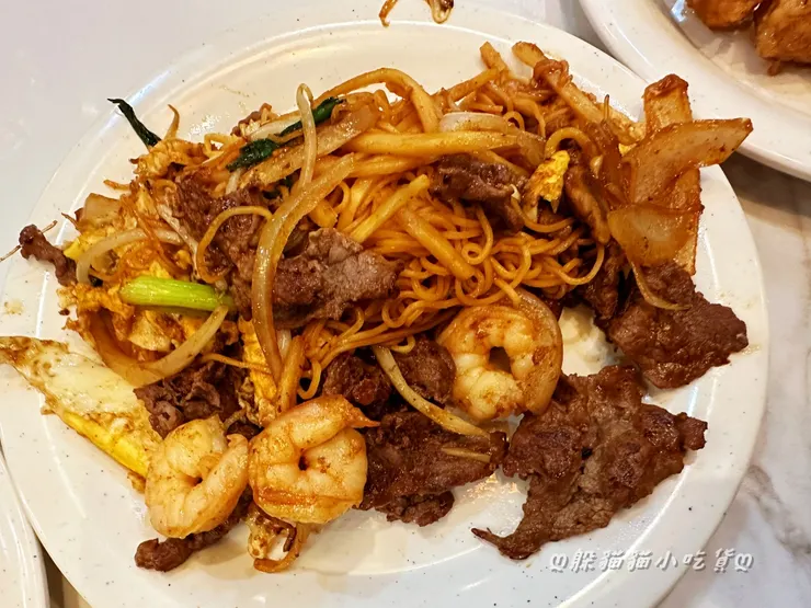 來盤海陸洋蔥蛋炒麵，焦爆香味超濃，好吃！