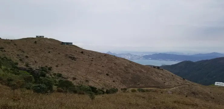 遠處便是港島了!