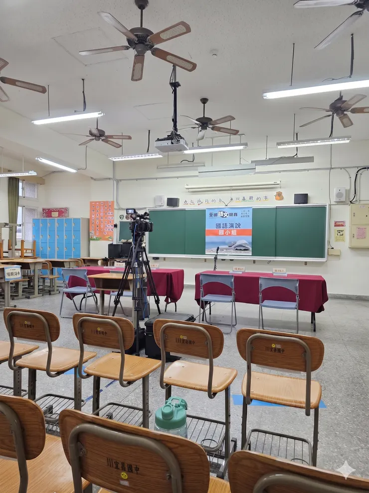 演說比賽現場大致上布置都會像這樣，會有評審台，還會有預備座席。演講者在預備座席（照片左方）進行30分鐘的準備，其他時候則在座位（照片中下）上等待。全國賽嚴格執行全部一起在場內聆聽彼此的演說內容，然後全部一起離席。縣市比賽則是分編號進出，沒有一定時間。