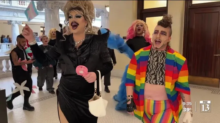 變裝表演者在猶他州議會發起抗議，反對一項法案。