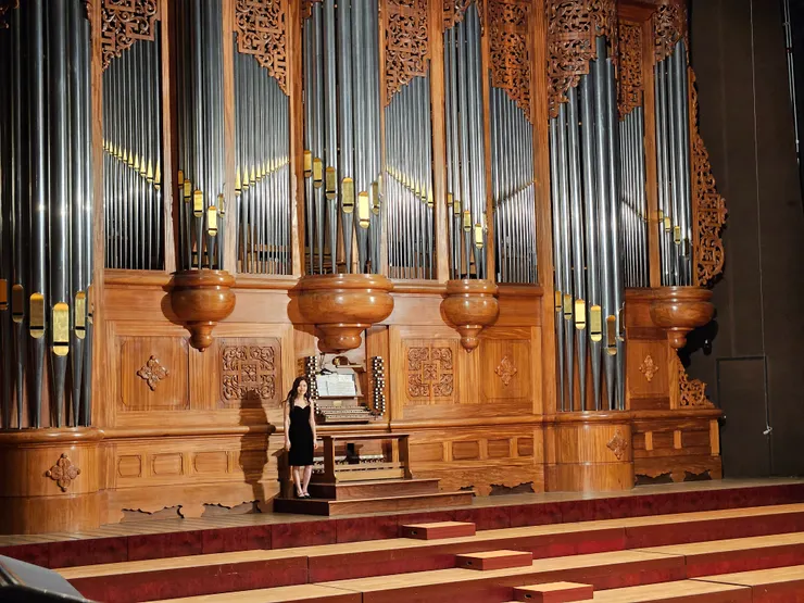 演奏中間不能拍照，趁演奏者起立致意時拍一張。