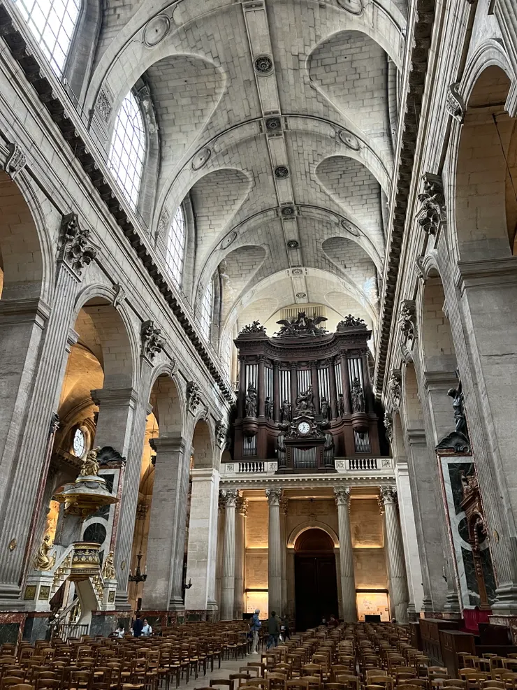 Towards the back of the church we can see the gorgeous pipe organ, 朝向教堂後方,能看到管風琴