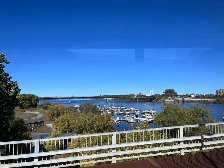 渥太華河裡好多遊艇