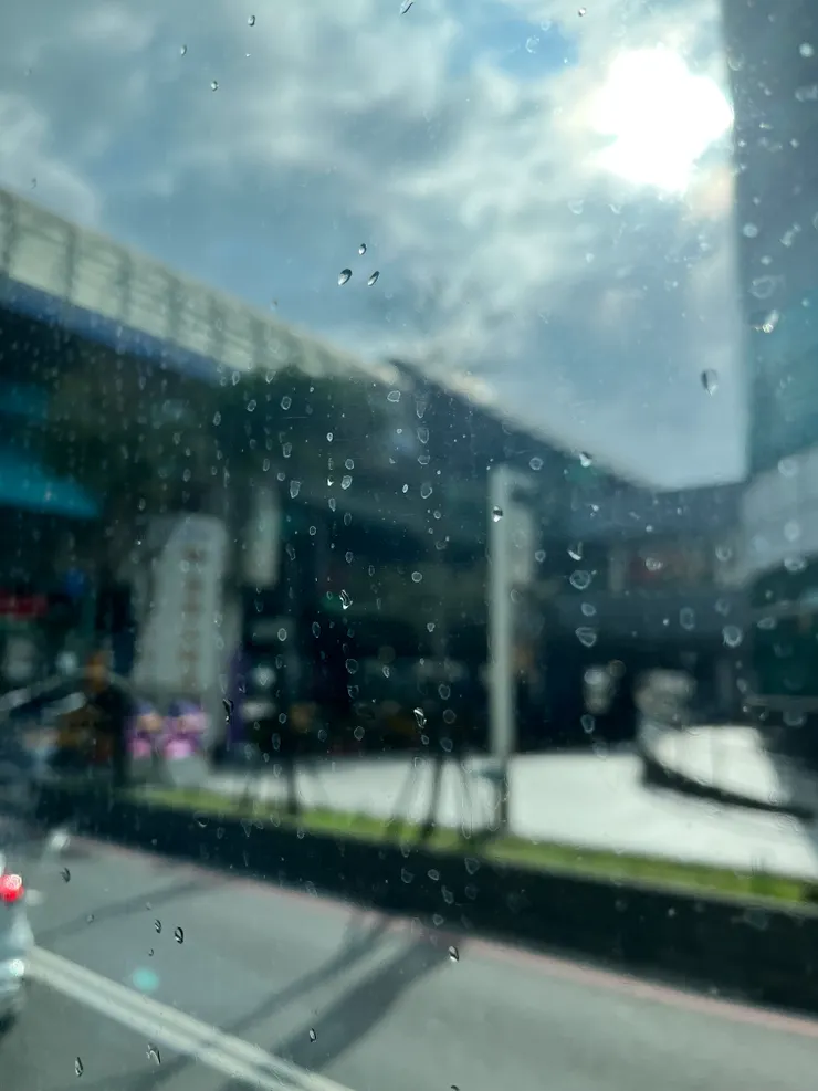 除了電梯門，公車的窗也有定格世界的效果