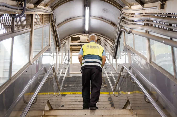 由於避免事故發生，所以本來無人的車站後來有了保全的進駐