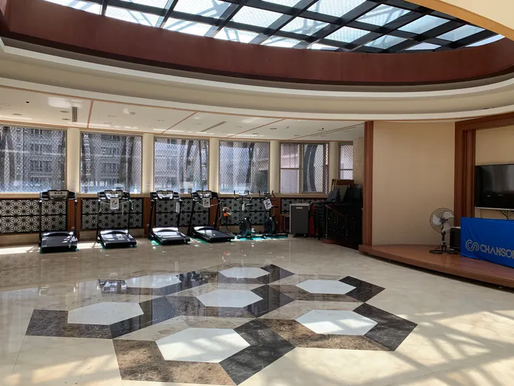 採光非常好的健身房（我有特別注意是有安裝冷氣的XD），左側有一個吧台有設置流理台以及微波爐。住戶大會也會在這個區域舉行。