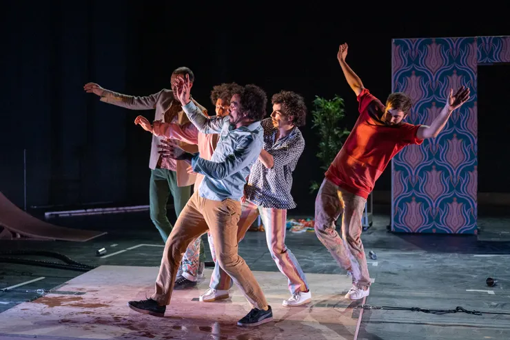 《超展開》邀請觀眾一同進入這個崩塌的世界,體驗表演者在面對未知時的勇氣與智慧。(©Martin Argyroglo,台北表演藝術中心提供)