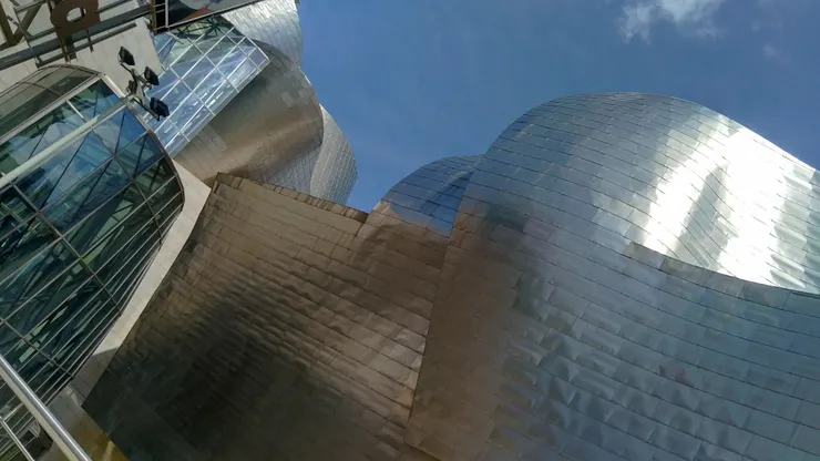閃閃發光--畢爾包古根漢美術館的特色就在外牆鈦金屬板