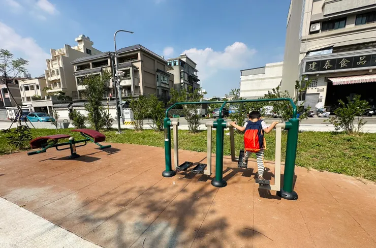 全齡共融的遊戲場設計為你我未來做準備。(十全公園的兩座體健設備)