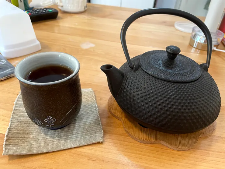 在寒夜裏，用鐵壼泡上一大壼熟普洱茶。溫醇糯香的一口，暖在心頭。（作者拍攝）