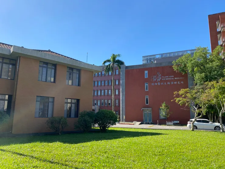 1961年落成的「黃樓」與1975年的「植微所-北棟」